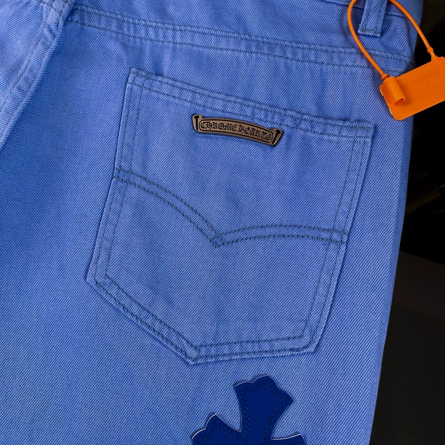 P250 chrome hearts Miami Drake limited edition blue jeans vi Top heavy industry fashionable design] Consistent high street luxury style creation. Speaking of this style, the Zangyin family and GU family are definitely the leading representative brands. Especially the Zangyin family has really achieved a state-of-the-art effect in creating high street style. The unique washed material is used to create this style. The color system is quite eye-catching. After it is decorated with patchwork cross flowers, it cleverly highlights the charm of the brand. Secondly, this style uses classic The classic high-waist cutting design highlights the long legs and fashionable temperament of the upper body. The brand is highly recognizable and the slim fit configuration is more suitable for daily wear. It is a product that interprets personality, fashion, and specifications at a glance. This single product is enough to make any fan excited. It can be a white T-shirt for youthful preppy style, or a tight suspender for lady style. It has strong matching ability and can be easily controlled by men.  [Materials and craftsmanship] Needless to say, this point goes without saying. As an excellent craftsman brand, Zangyin’s requirements for details and craftsmanship are really perfect. The washed color of this model has gone through so many processes, not to mention the embellishment of denim appliques. It is also purely hand-made and sewn. Just like what they believe in, only hand-made things have soul and have the meaning of wear. A top-notch heavy-duty fashionable denim item, I look forward to your perfect interpretation! !  Size:28-36